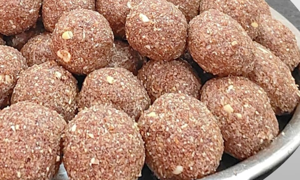 Reddish-brown ragi laddoos on a steel plate